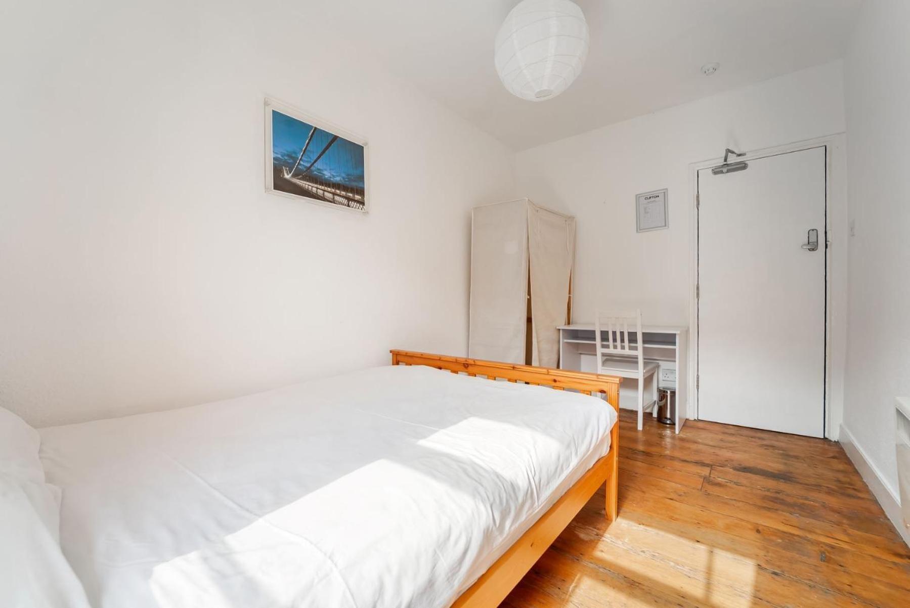 Grande Chambre Simple avec Salle de Bains Commune
