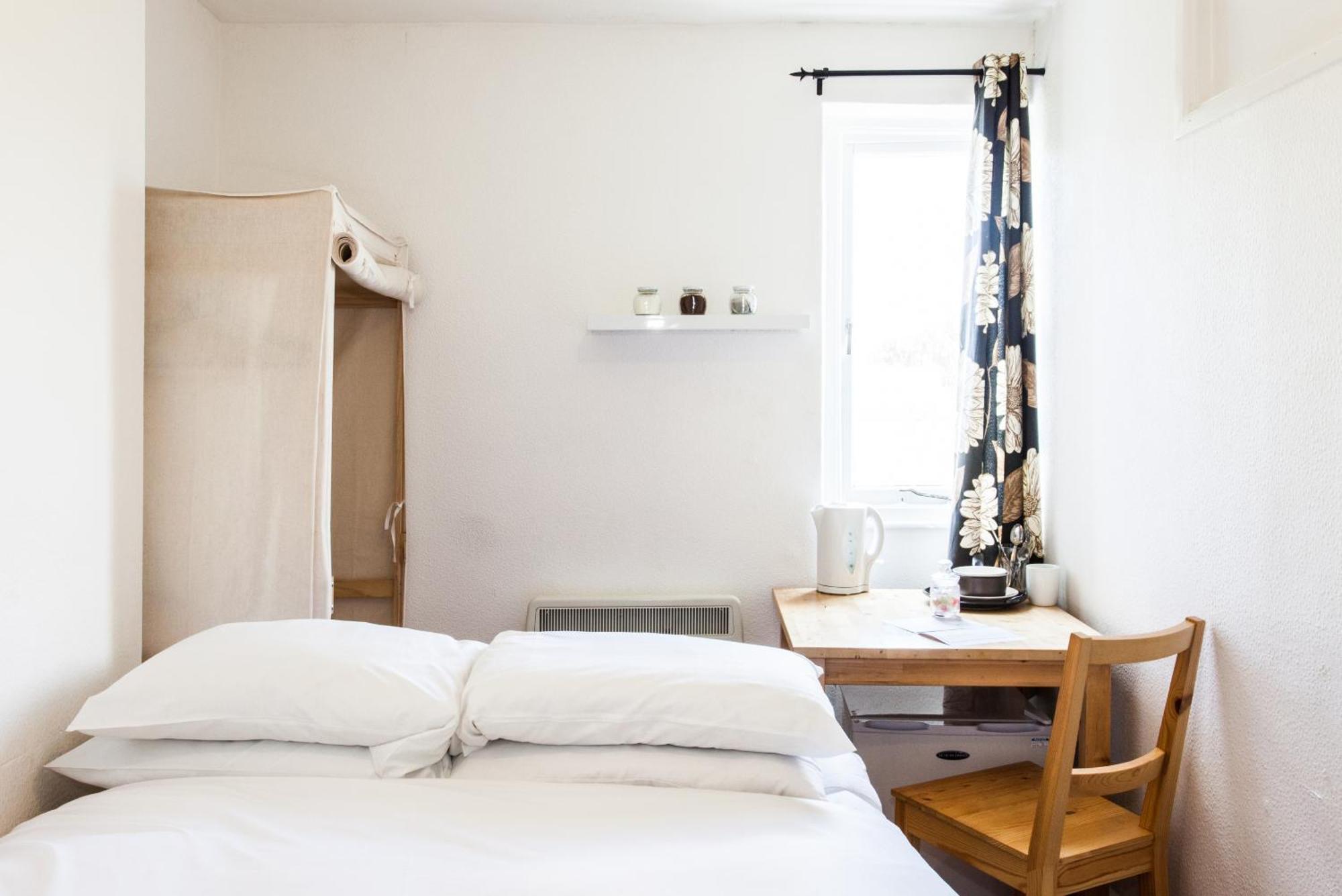 Petite Chambre Simple avec Salle de Bains Commune