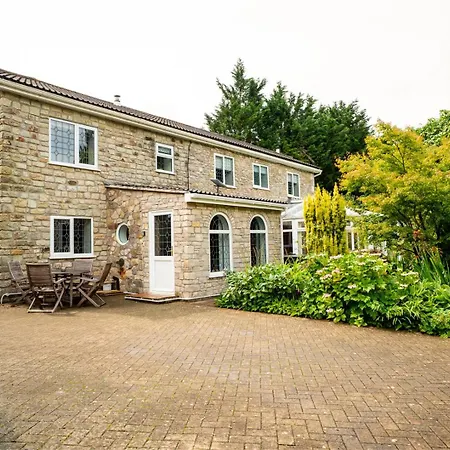 Luxurious Country Retreat In Winford-2
